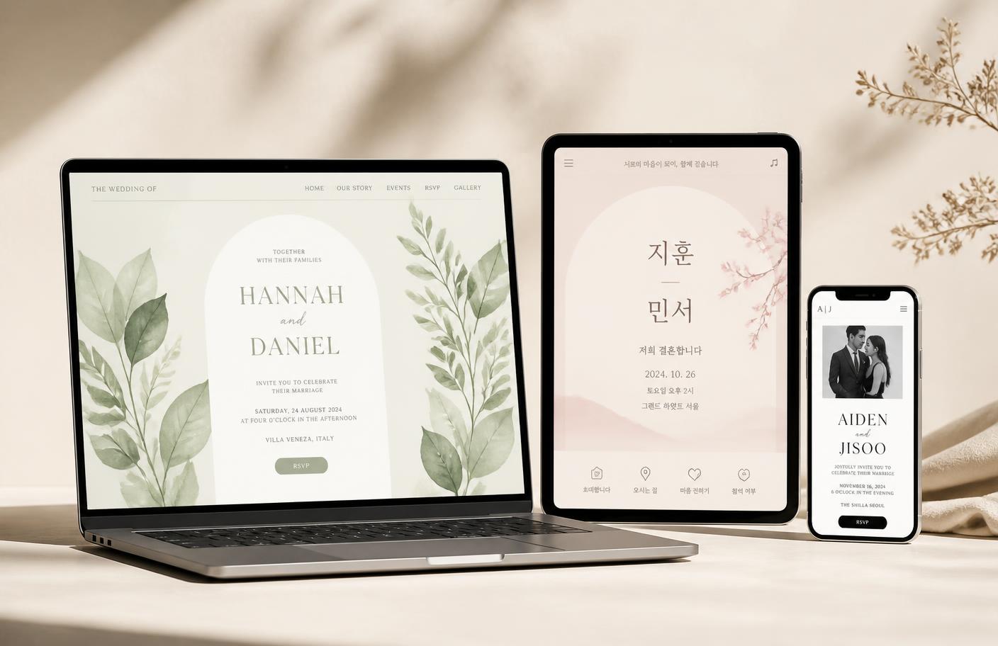 Undangan digital AksaraCinta ditampilkan pada laptop, tablet, dan smartphone dengan tema berbeda
